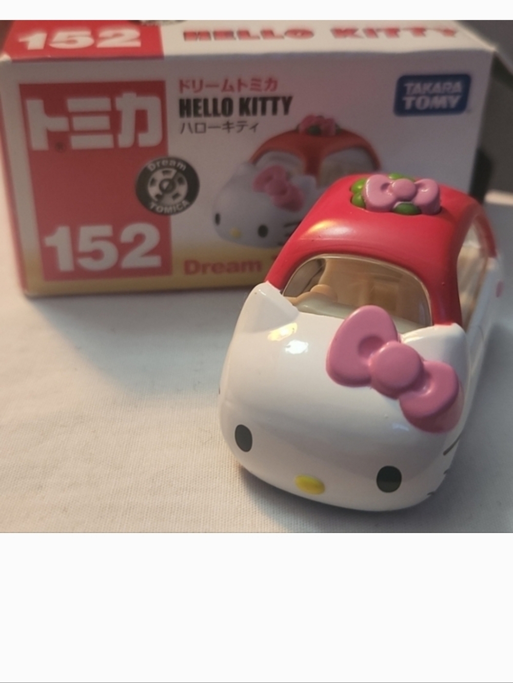 Takara Tomy Dream Tomica Hello Kitty Apple Carry die-cast vehicle